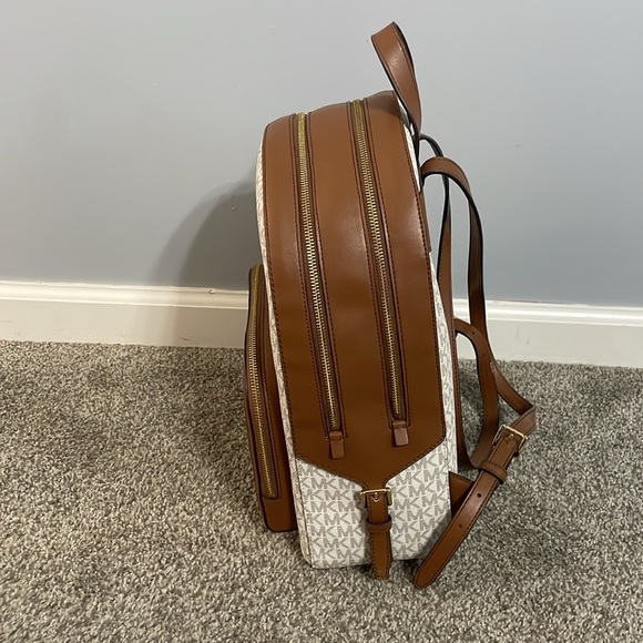 BEAUTIFUL Michael Kors Backpack. Like New!!! - Picture 2 of 10